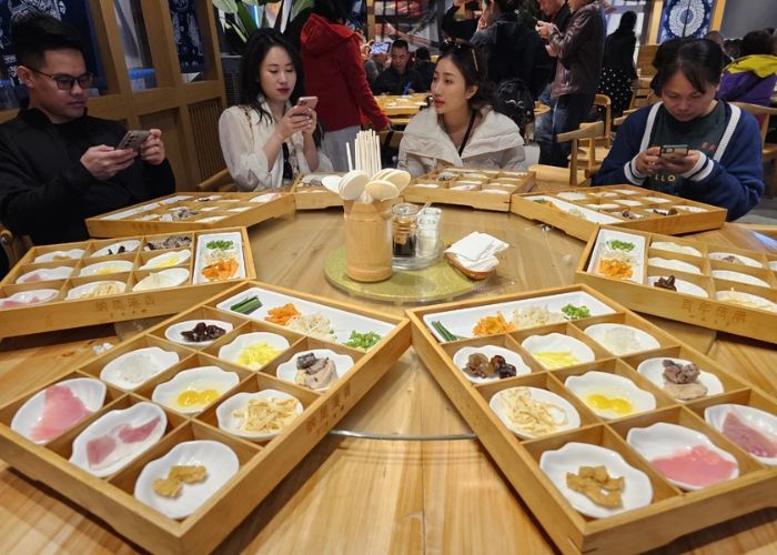 Bún qua cầu là món ngon Vân Nam Trung Quốc trứ danh