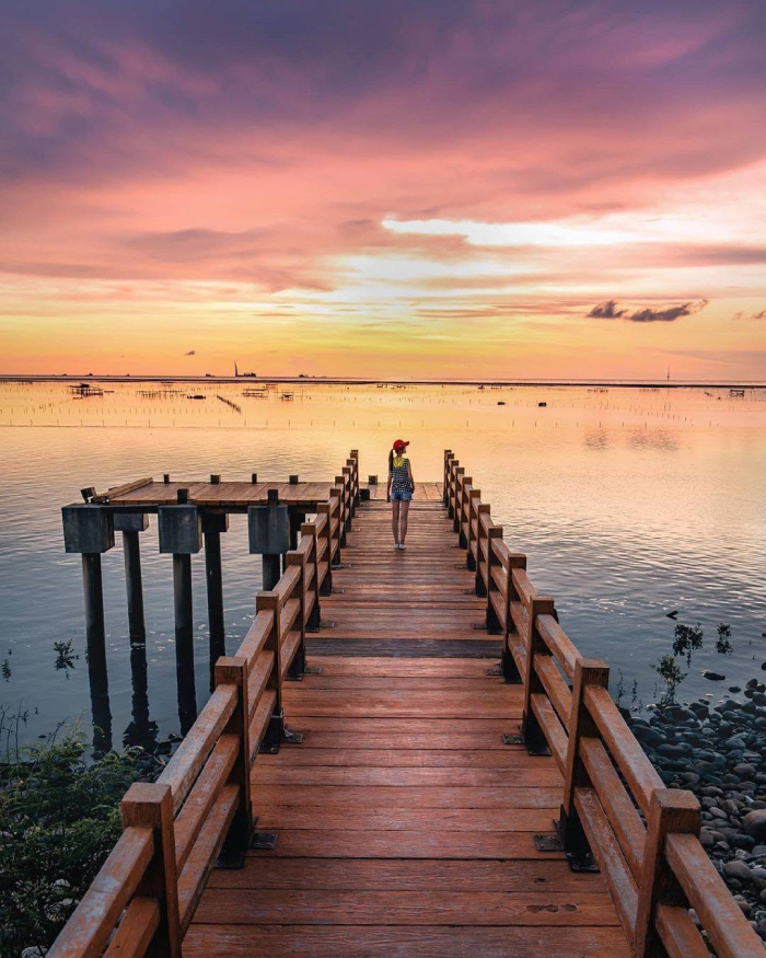 Hoàng hôn vàng hồng đẹp như tranh tại bờ biển