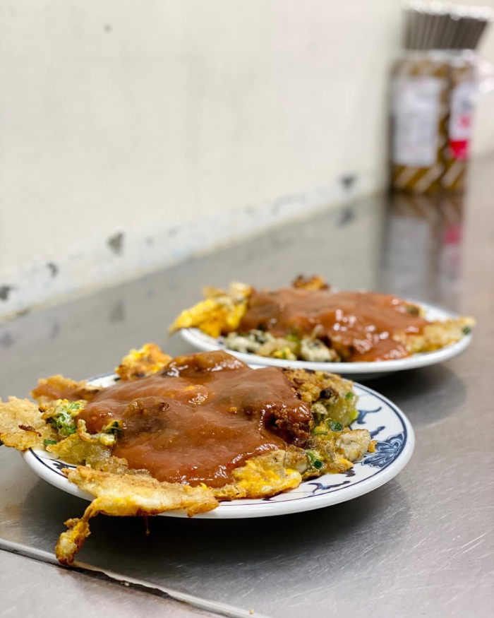 Món trứng chiên hàu cùng nước sốt là món ăn đường phố quen thuộc tại Miêu Lật