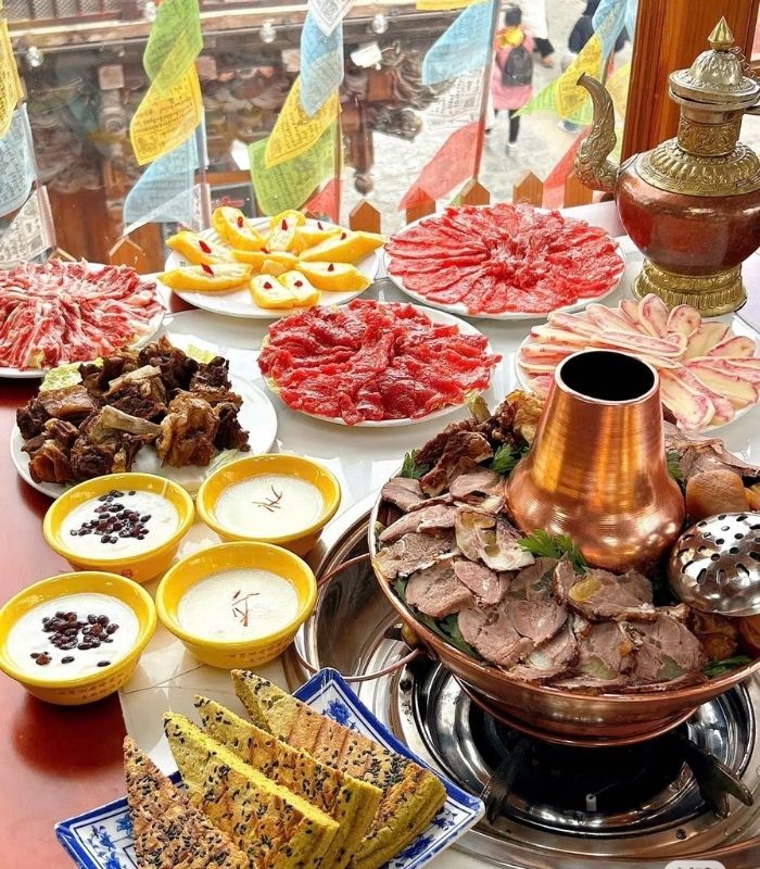 Lẩu bò yak là món ngon Vân Nam Trung Quốc giàu dinh dưỡng với thịt bò yak mềm ngọt