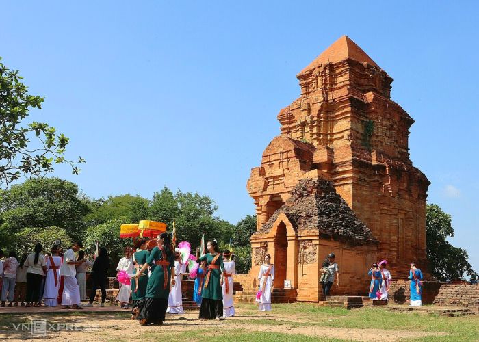 Tháp Pô Sah Inư là tháp ven biển Việt Nam lưu giữ dấu tích Champa