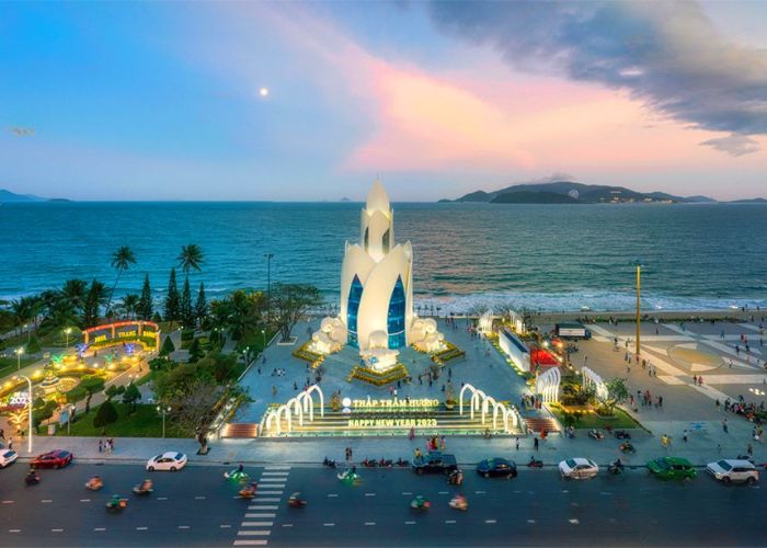 Tháp Trầm Hương là một trong những tháp ven biển Việt Nam nổi tiếng nhất