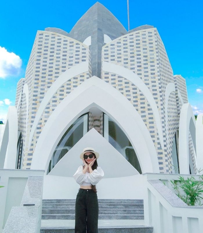 Du khách có thể check-in bên ngoài tháp Trầm Hương hoặc tham quan bên trong