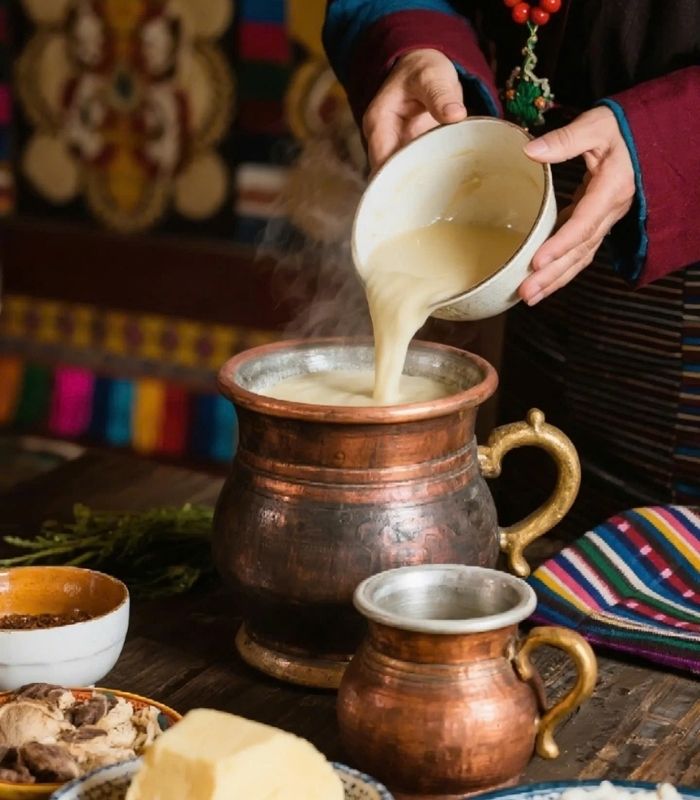 Chén trà bơ nóng hổi mang hương vị đặc trưng của người Tây Tạng