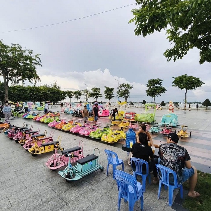 Công viên sông Hậu Cần Thơ cũng là nơi tập trung nhiều dịch vụ vui chơi cho trẻ em