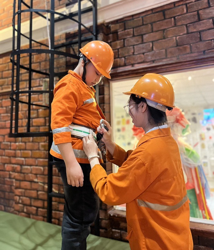 Khu vui chơi hướng nghiệp cho bé ở Hà Nội trang bị cho các bạn nhỏ những dụng cụ đảm bảo an toàn và cần thiết.