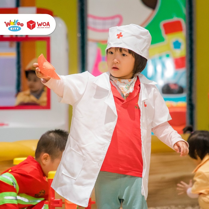 Các bé được hóa thân làm bác sĩ tại Khu vui chơi hướng nghiệp cho bé ở Hà Nội