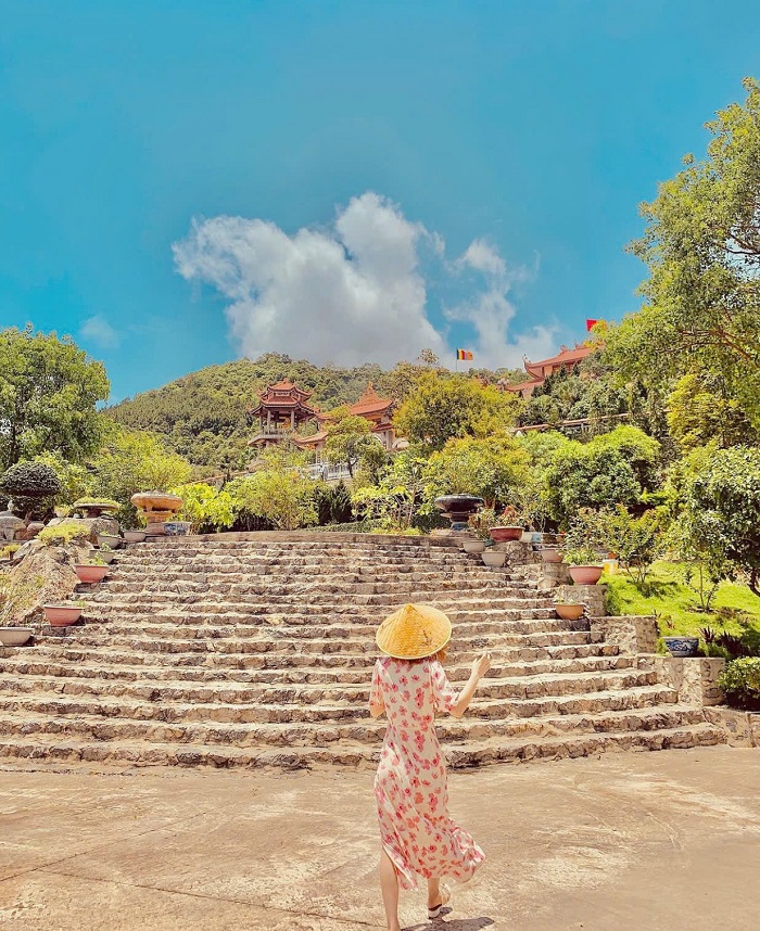 Điểm du lịch gần sân bay Vân Đồn Quảng Ninh này được mệnh danh là ngôi chùa đẹp bậc nhất Quảng Ninh