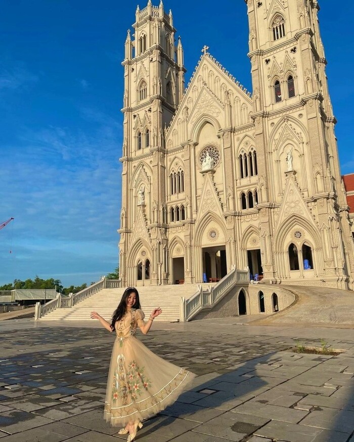 vẻ đẹp kiến trúc tráng lệ tại nhà thờ giáo xứ Song Vĩnh 