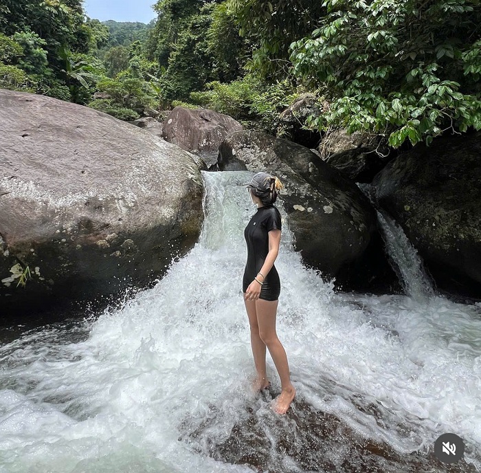 Thác Vĩnh Ninh Vĩnh Phúc chảy mạnh, tạo nên một cảnh tượng hiếm có khó tìm