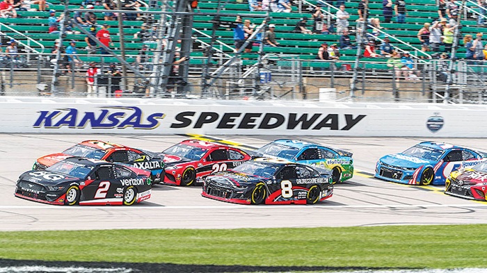 Tham gia đua xe tại Kansas Speedway sẽ là một trong những trải nghiệm hàng đầu ở thành phố Kansas, Mỹ