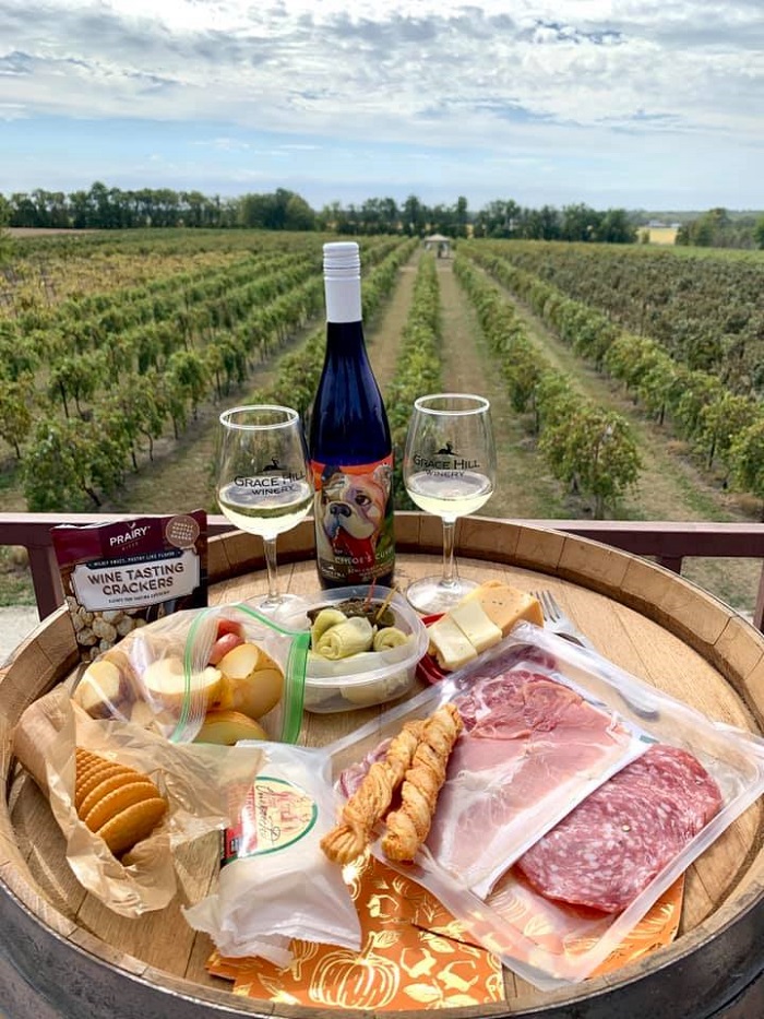 Thưởng thức rượu vang tại Rowe Ridge Vineyard & Winey là một trong những trải nghiệm hàng đầu ở thành phố Kansas, Mỹ