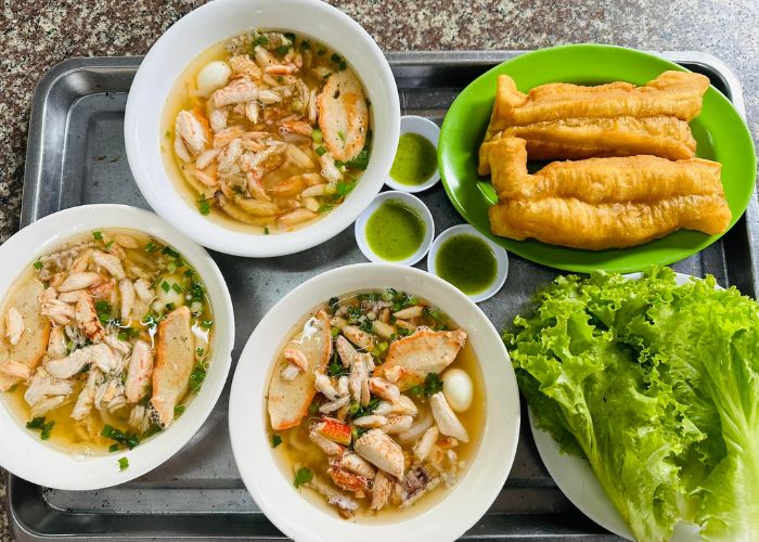 Suất đặc biệt bánh canh Anh Vy đầy ắp thịt ghẹ và toppings khác
