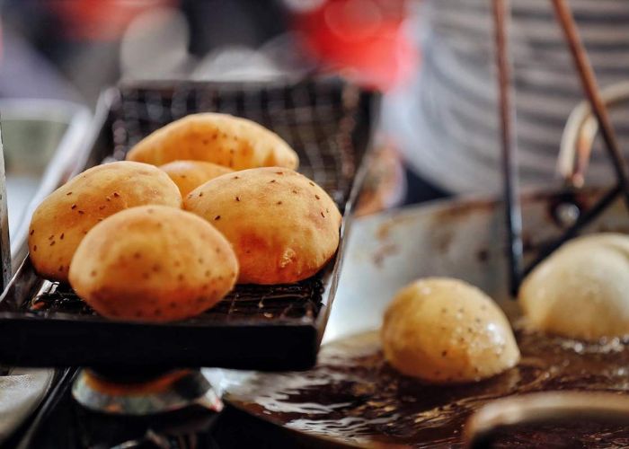 Quán bánh tiêu Đồ Chiểu thường xuyên cháy hàng rất nhanh