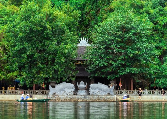 Đền Trình là điểm dừng đầu tiên trong chuyến du lịch tuyến 1 Tràng An