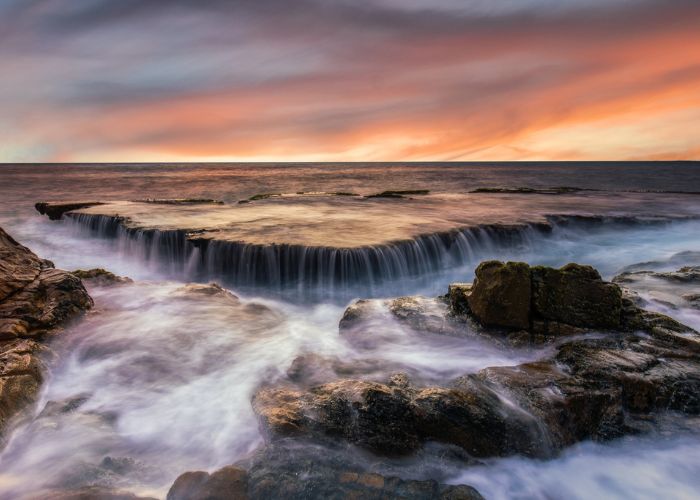 Khung cảnh bình minh siêu thực của Hang Rái mùa sóng