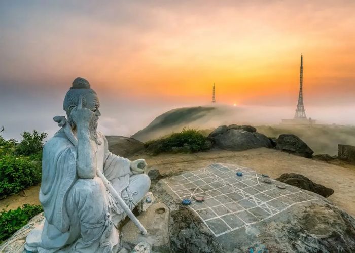 Khung cảnh bình minh lãng mạn tại Đỉnh Bàn Cờ Đà Nẵng