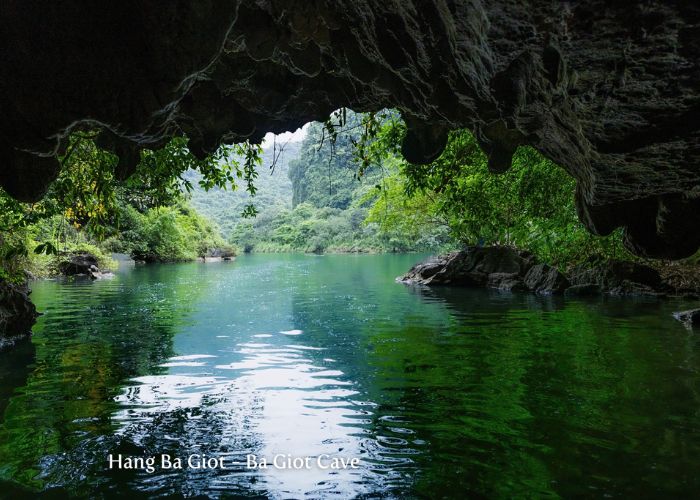 Hang Ba Giọt được nhiều du khách yêu thích khi du lịch tuyến 1 Tràng An