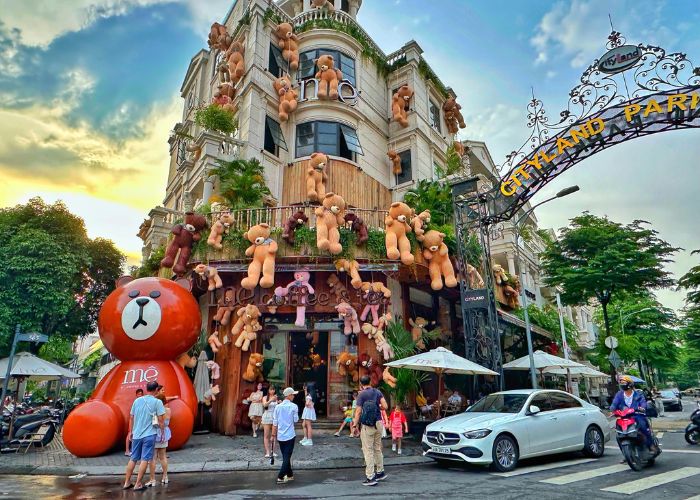 Không gian trang trí độc đáo của quán cà phê gấu bông tại HCM