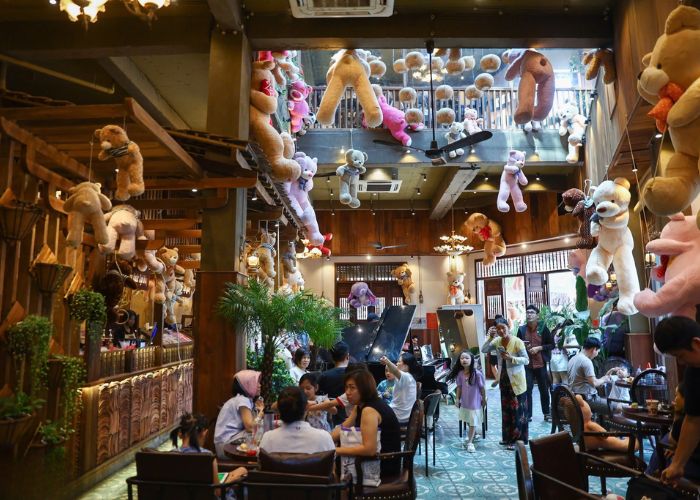 hông gian thoáng đãng của quán cafe gấu bông tại HCM