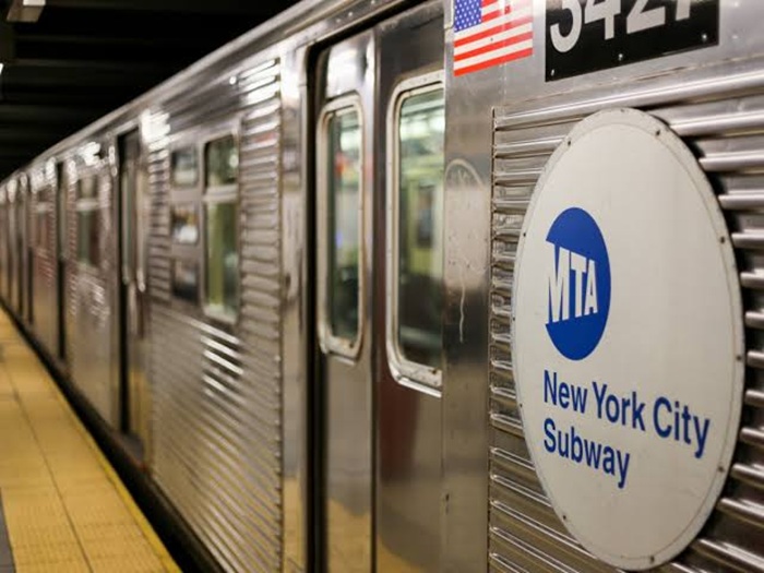 Trải nghiệm tàu điện ngầm ở Mỹ - Ảnh: New York Daily News