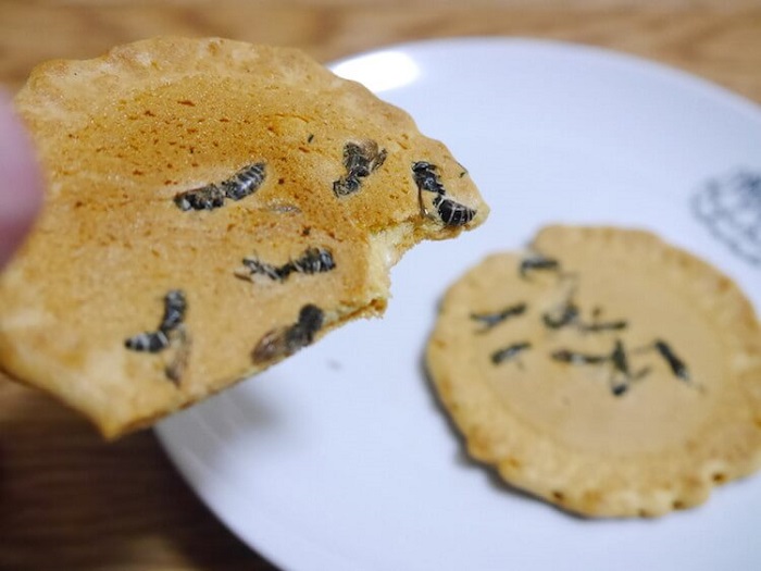 bánh quy ong của Nhật Bản