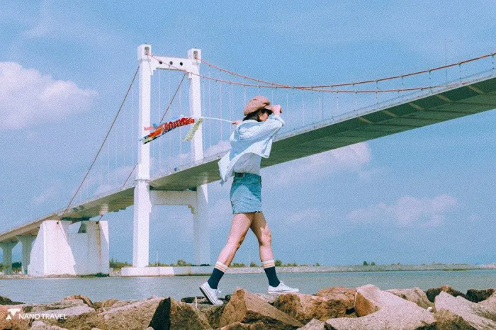 Các bạn trẻ thường tới chân cầu Thuận Phước để chụp những bộ ảnh thanh xuân 