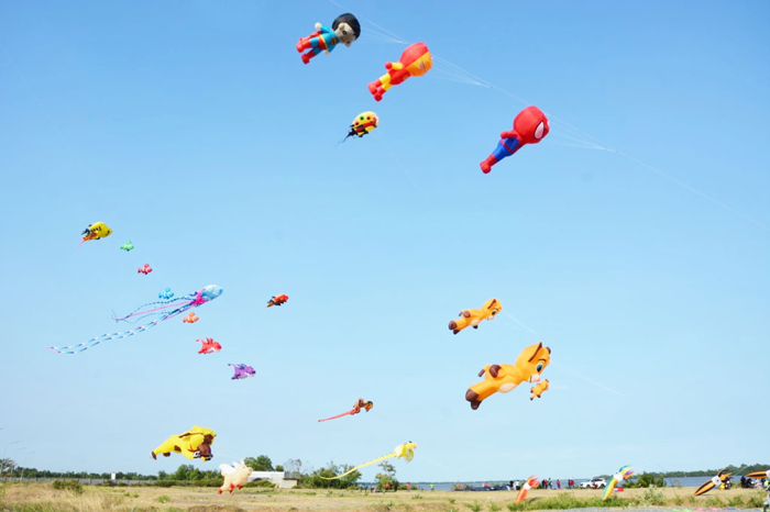 Hoạt động thả diều tại chân cầu thuận phước thường được diễn ra sôi nổi vào cuối tuần