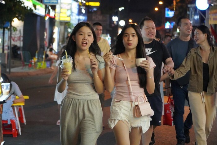 Phố đêm Thảo Điền TP HCM có gì chơi? Khu phố đêm là thiên đường khám phá ẩm thực