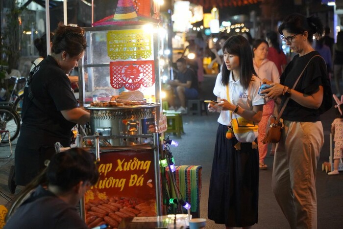 Phố đêm Thảo Điền TP HCM có gì chơi? Khu phố đêm là nơi khám phá ẩm thực hấp dẫn