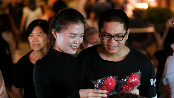 Phố đêm Thảo Điền TP HCM có gì chơi? Khu phố đêm bày bán nhiều mặt hàng lưu niệm ấn tượng