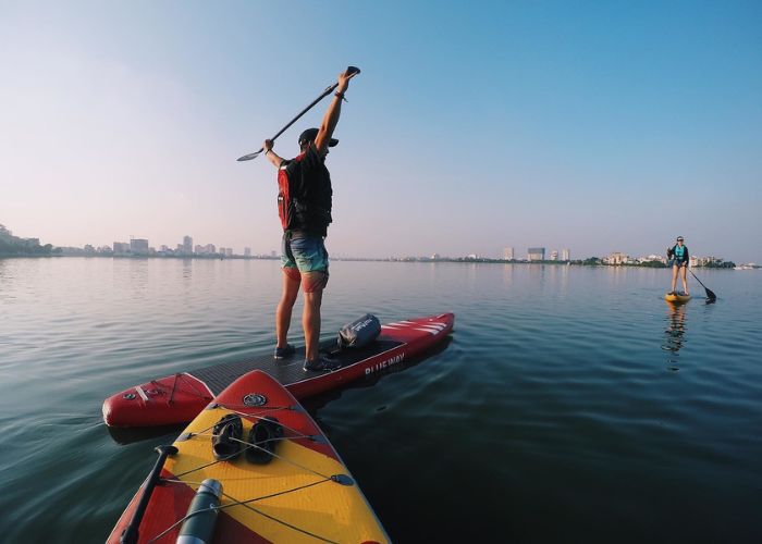 SUP là môn thể thao dưới nước kết hợp giữa chèo thuyền và lướt ván