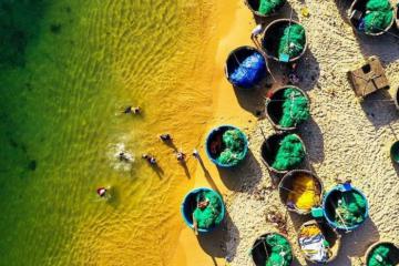 Ngắm cảnh sắc Phú Yên từ trên cao để thấy nơi đây không chỉ có hoa vàng và cỏ xanh