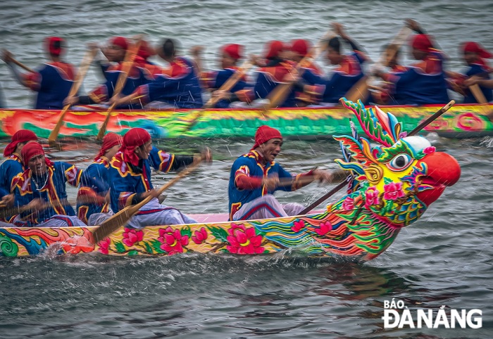Hội đua thuyền truyền thống trong Lễ khao lề thế lính Hoàng Sa