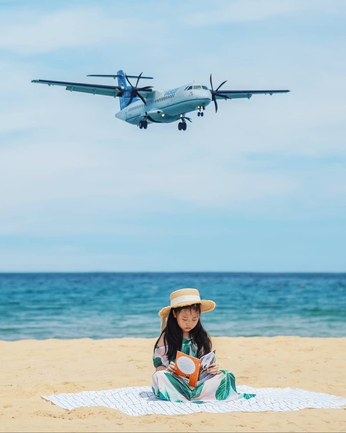 check-in với khung cảnh máy bay bên bờ biển trong chuyến du lịch côn đảo 