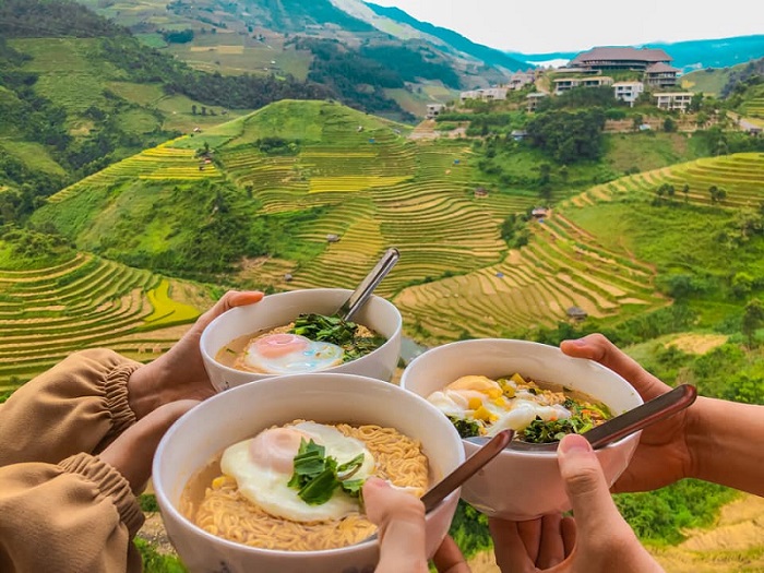 Ăn sáng view ăn mì triệu đô ở Việt Nam khiến nhiều bạn trẻ thích mê
