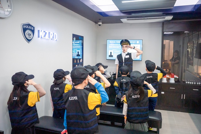 Qua khu vui chơi trẻ em ở Lotte Mall Tây Hồ này, các bé sẽ được trải nghiệm nhiều ngành nghề khác nhau