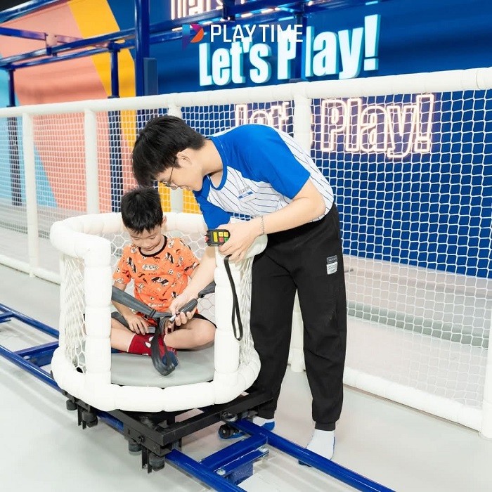 Nhân viên tại Khu vui chơi trẻ em ở Lotte Mall Tây Hồ nhiệt tình sẽ hướng dẫn các bé để đảm bảo an toàn