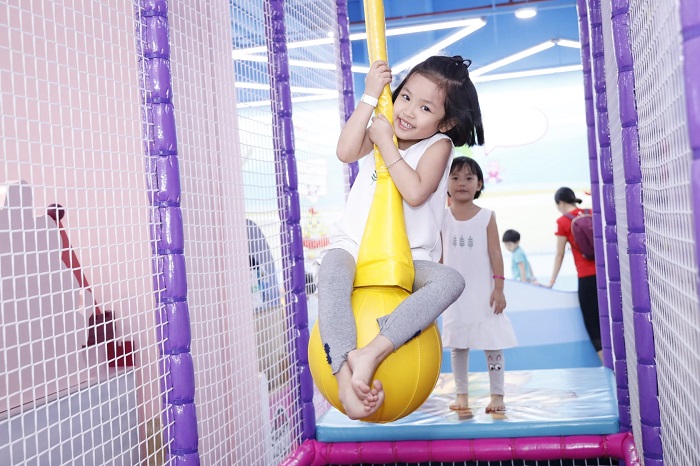 Rất nhiều góc trò chơi khác nhau tại khu vui chơi trẻ em ở Lotte Mall Tây Hồ này