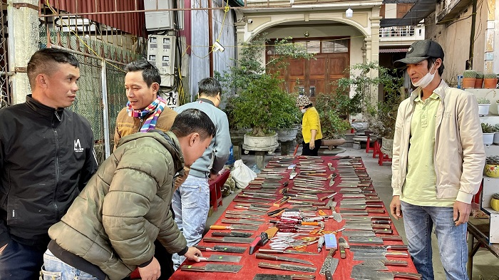 Kinh nghiệm đi hội chợ Viềng Nam Định rằng rất nhiều mặt hàng được bày bán tại đây