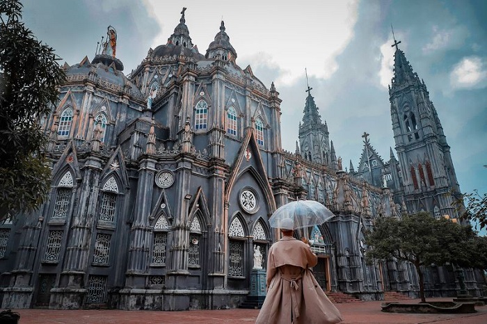 Kinh nghiệm đi hội chợ Viềng Nam Định rằng bạn nên ghé thăm cả Nhà thờ Hưng Nghĩa