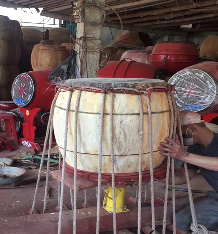 Kinh nghiệm du lịch làng trống Đọi Tam Hà Nam rằng trống trải qua nhiều công đoạn khác nhau