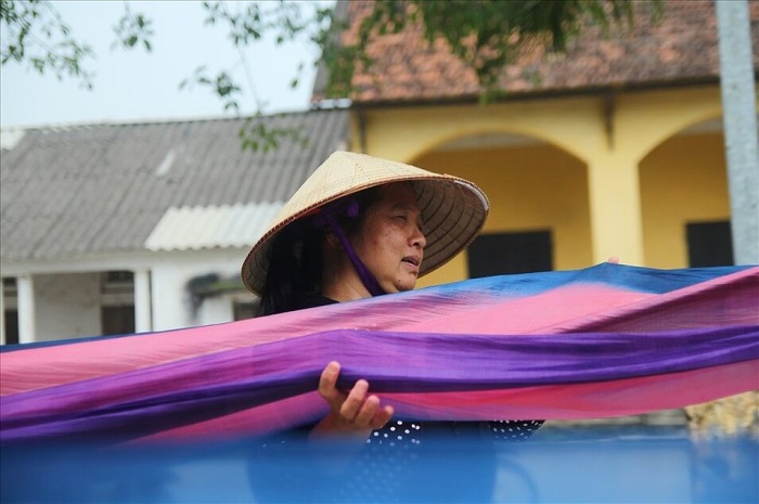 Kinh nghiệm du lịch làng trống Đọi Tam Hà Nam rằng làng dệt lụa Nha Xá với sản phẩm lụa cực chất lượng