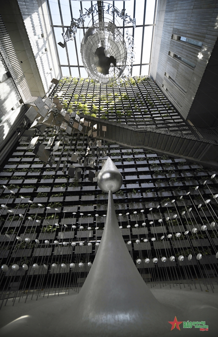 Kiến trúc và khu trưng bày đều được bố trí, thể hiện khát vọng hòa bình của Việt Nam.