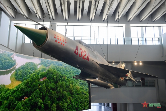 Chiếc MiG-21 tại Bảo tàng Quân sự Việt Nam được treo lên, tái hiện hình ảnh nó đang xuất kích bảo vệ Tổ quốc.