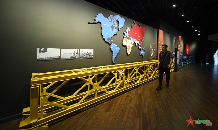 Du khách nên đăng ký trước qua số điện thoại  để được sắp xếp lịch trình thăm quan Bảo tàng Quân sự Việt Nam phù hợp.