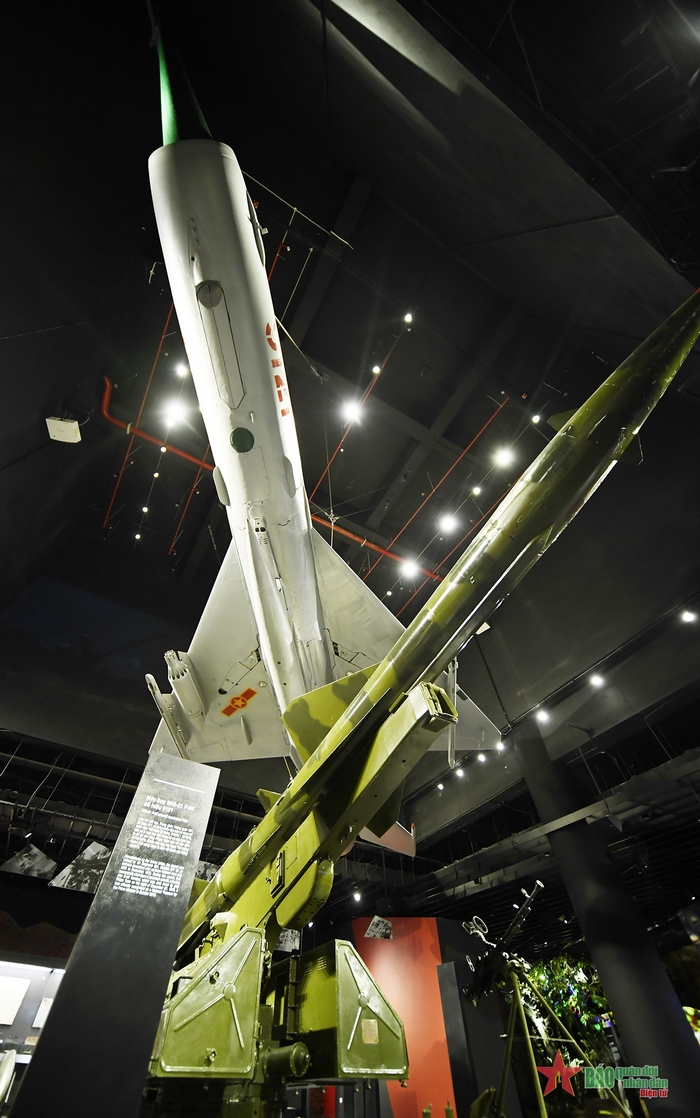 Trong khuôn viên bảo tàng Quân sự Việt Nam có các khu vực trưng bày các vũ khí sử dụng trong kháng chiến.