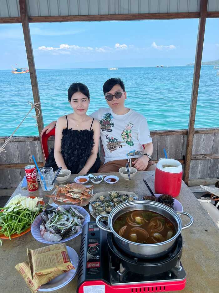 quán gỏi cá trích ngon nổi tiếng ở Phú Quốc - Nhà bè tình yêu