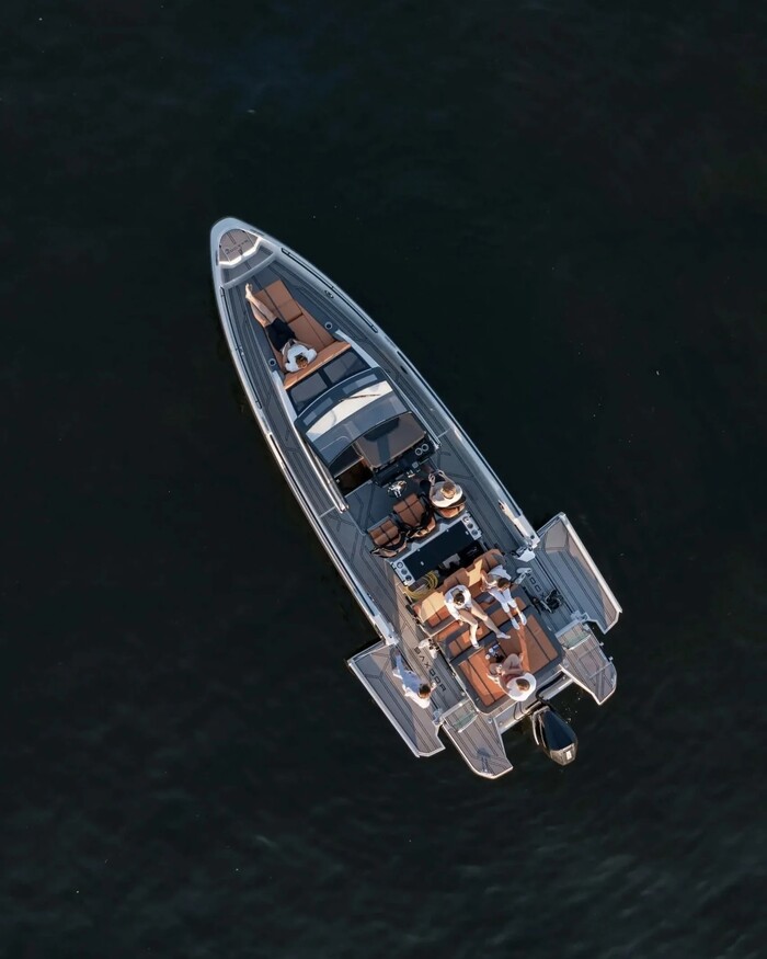 Địa điểm ăn chơi dọc tuyến Metro số 1 - Thuê du thuyền ngắm sông Sài Gòn