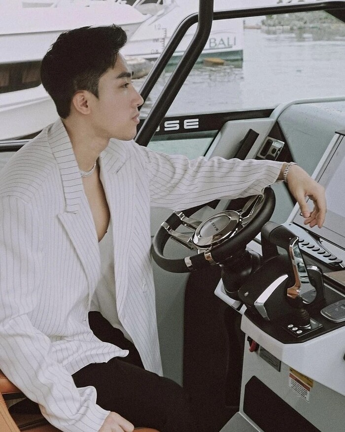 Địa điểm ăn chơi dọc tuyến Metro số 1 - Thuê du thuyền ngắm sông Sài Gòn